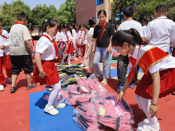 ���(y��ng)�L(zh��ng)�~�X�I(y��)����һ��ů�ľ�ٛ(z��ng)���麢�ӂ����ϐ�(��i)����Ʒ